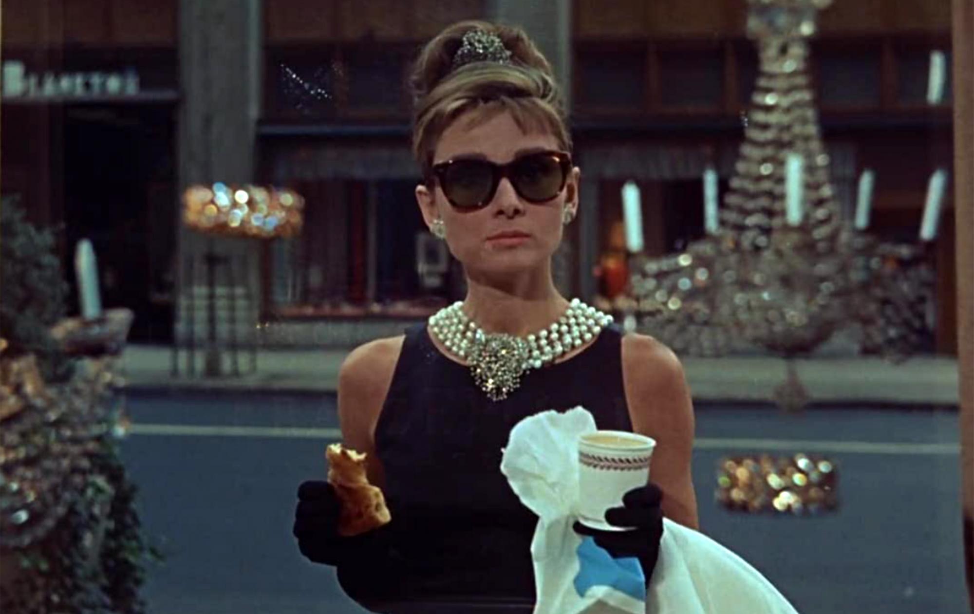 Ікона стилю: 5 культових образів Одрі Хепберн, які ніколи не вийдуть із моди